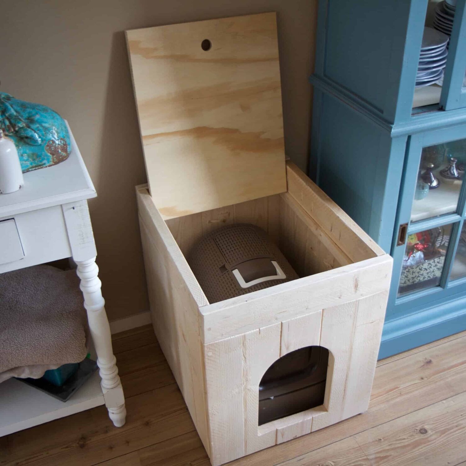 Kattenbak ombouw model Pers. Gemaakt van steigerhout met deksel