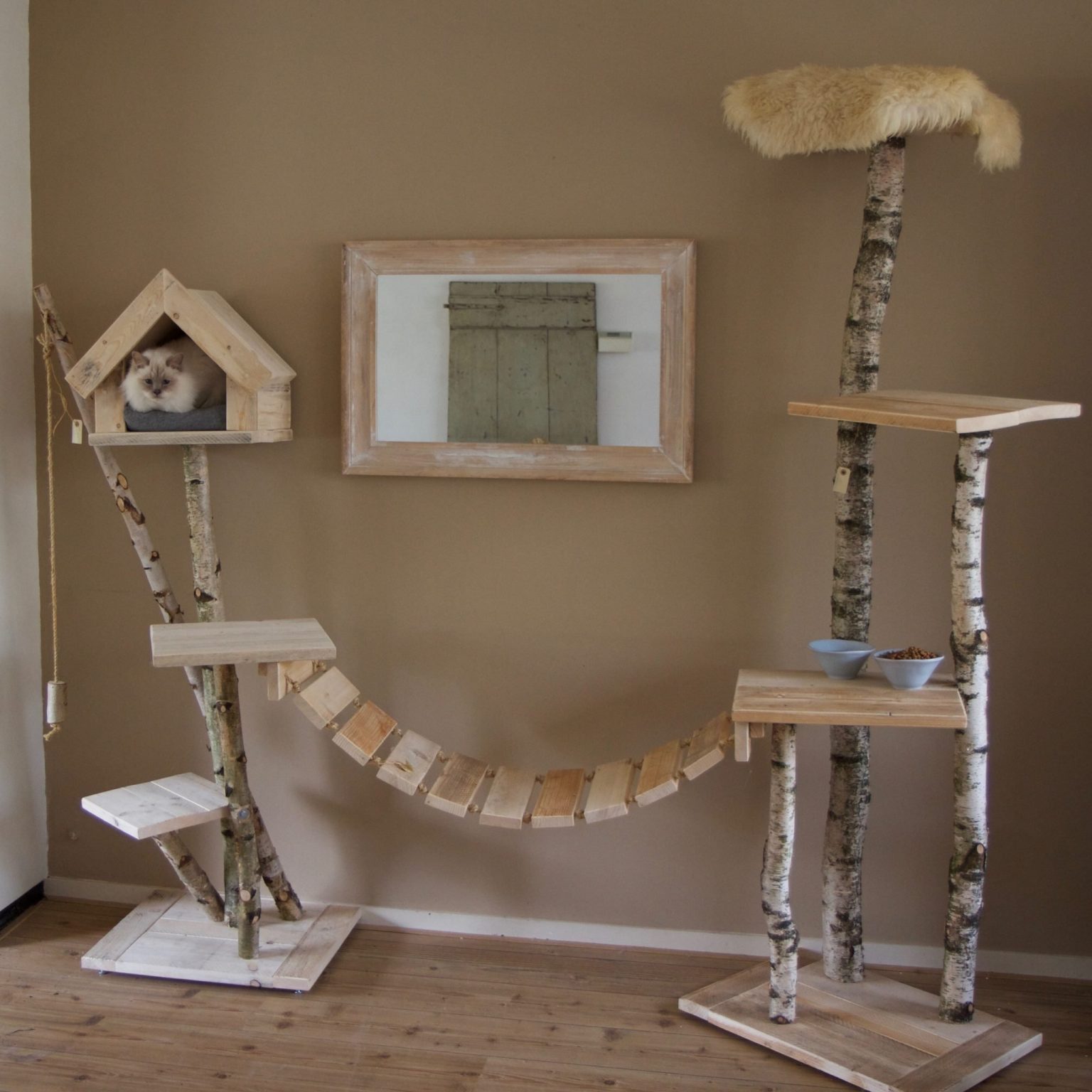 Overzicht van een aangeklede katten krabpaal gemaakt van steigerhout en katten burg.