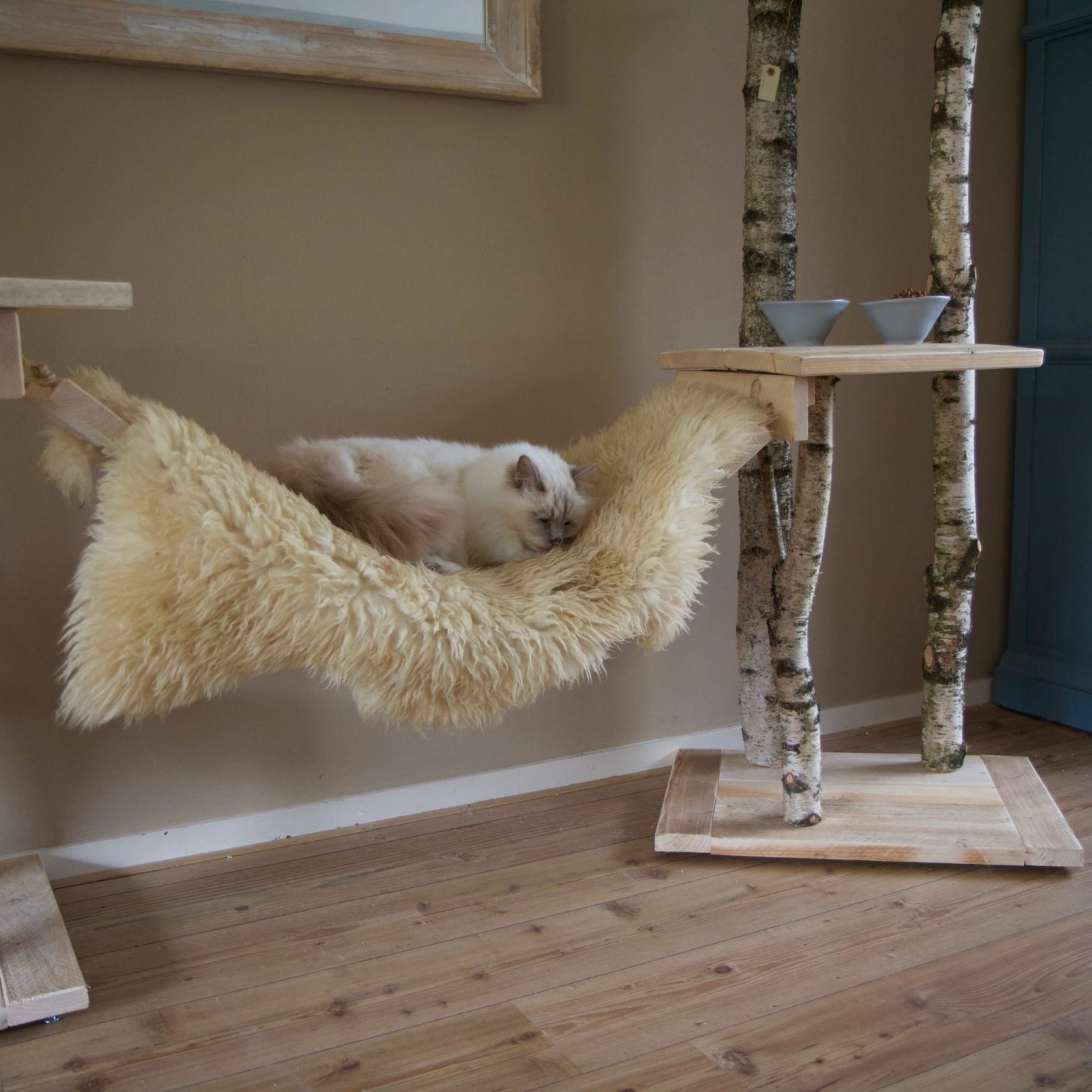 Aangeklede katten brug met een schapenvacht.