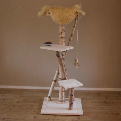 Krabpaal van hout. Model Abbesijn. Gemaakt van steigerhout en berkenstammen. Aangekleed met een schapenvacht.