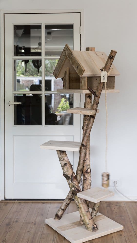 Zijaanzicht van krabpaal van hout. Model Huiskat.