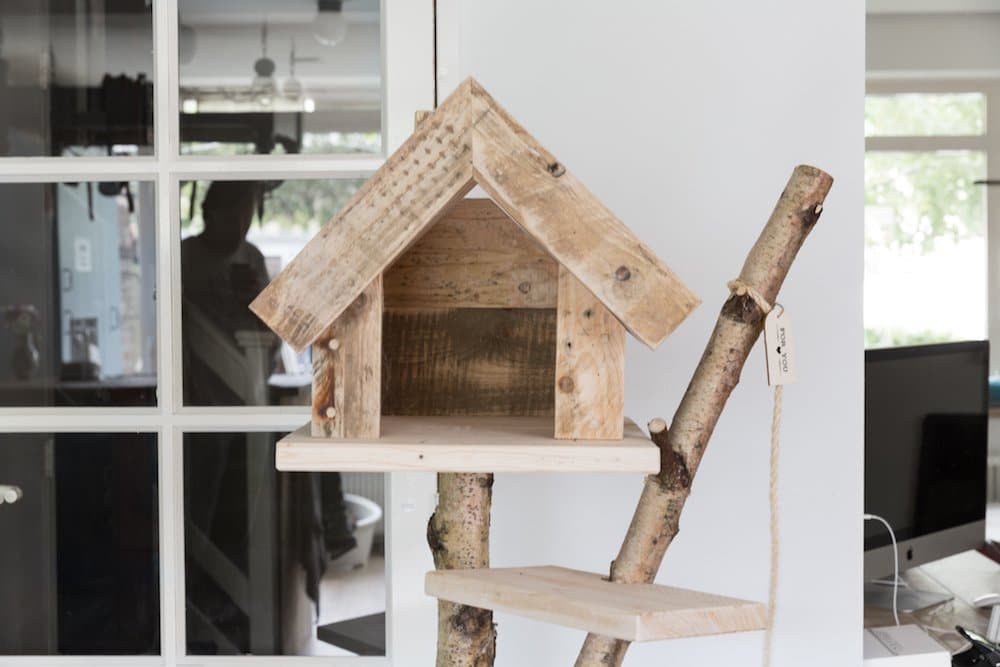 Vooraanzicht van houten krabpaal. Model Huiskat.