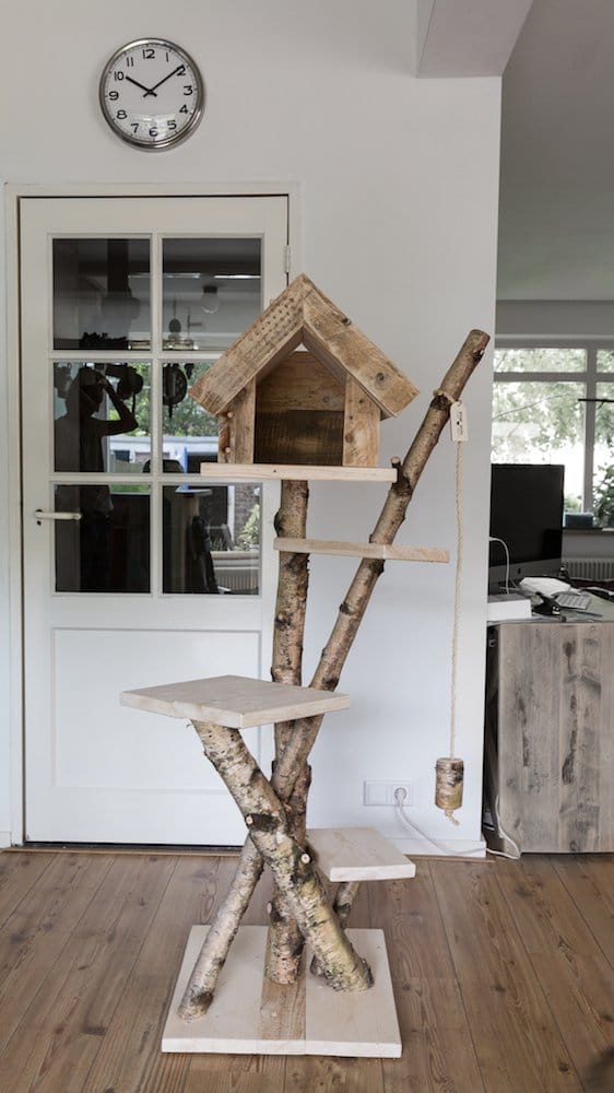 Krabpaal van hout model Huiskat. Grote krabpaal met een huisje.